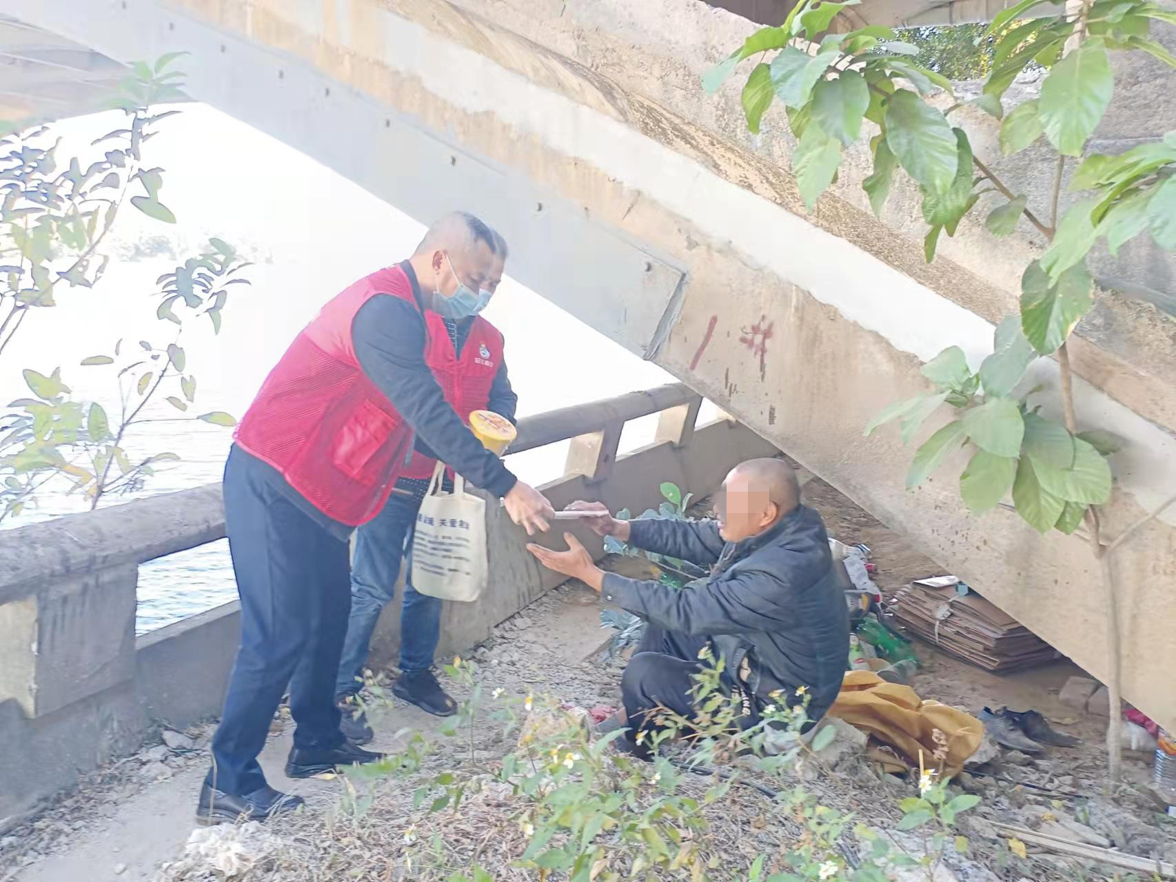 1党员干部积极劝导流浪人员进站救助.jpg