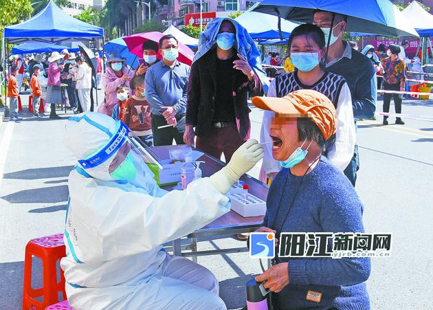 防范区内的居民积极参加核酸检测。 刘再扬 摄.jpg