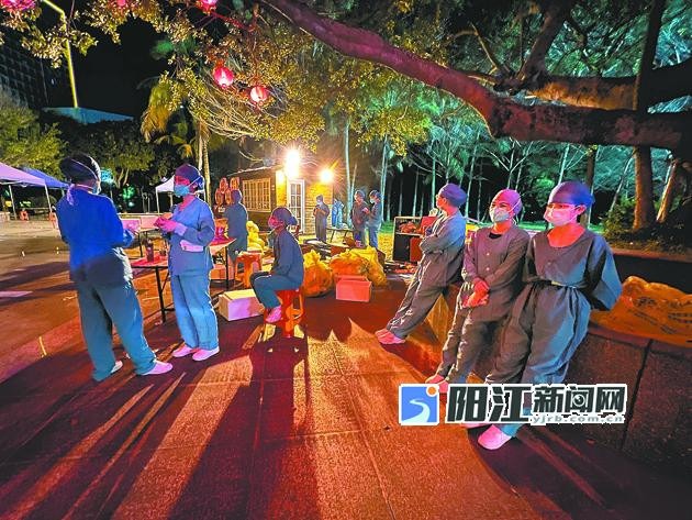 心疼！连续10个小时奋战在防疫一线.jpg
