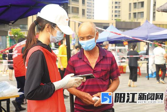 志愿者帮助老人录入信息.jpg