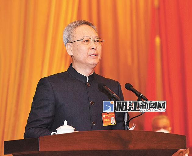杨文龙代表政协第八届阳江市委员会常务委员会向大会作工作报告.jpg