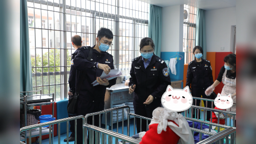 户籍民警走进福利院为孩子们办理身份证.png
