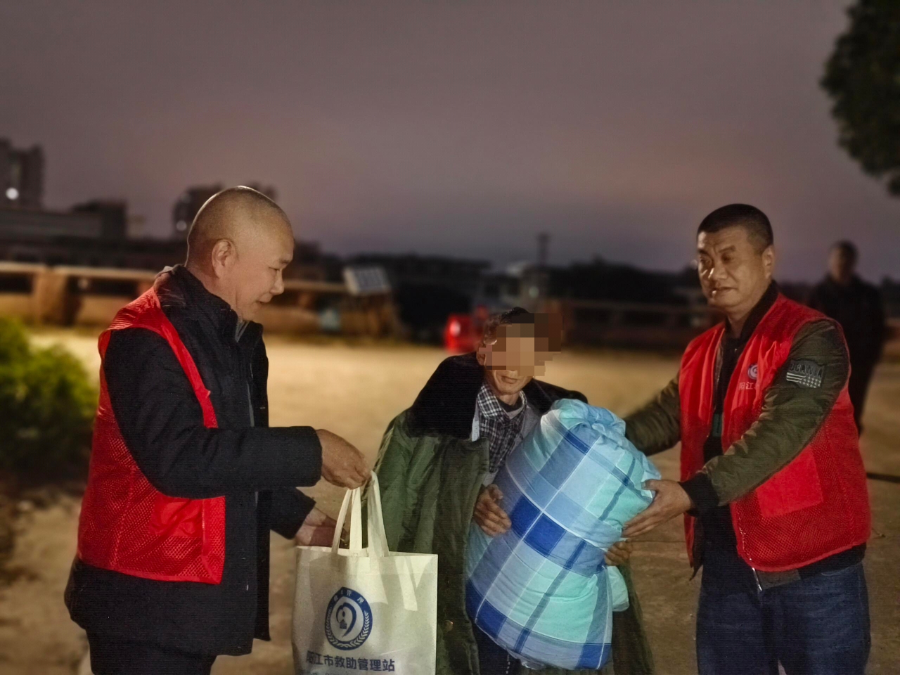 4.阳江市救助管理站在夜晚重点时段巡查，为困难群众提供保暖衣物.jpg