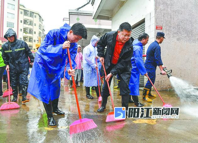 焦兰生温湛滨带头参加创文巩卫环境卫生志愿服务活动.jpg