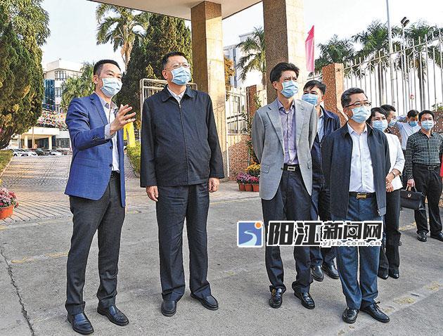 焦兰生温湛滨到疫情防控一线督导检查 扎实做好防控和救治工作确保打赢这场硬仗.jpg