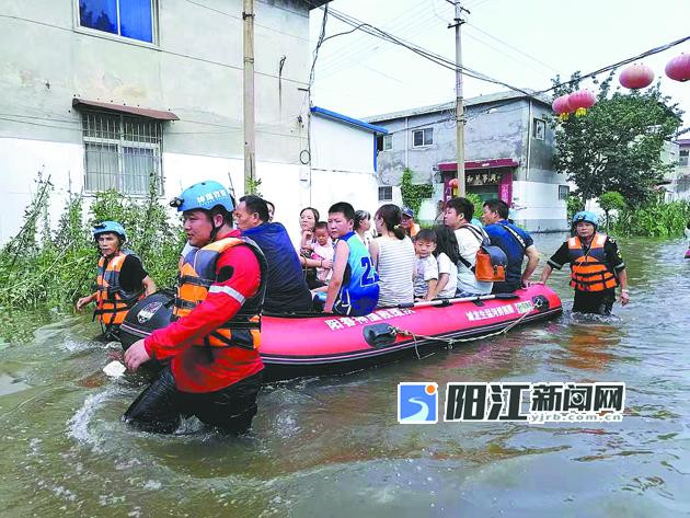 队员驾驶冲锋舟转移当地被困群众.jpg