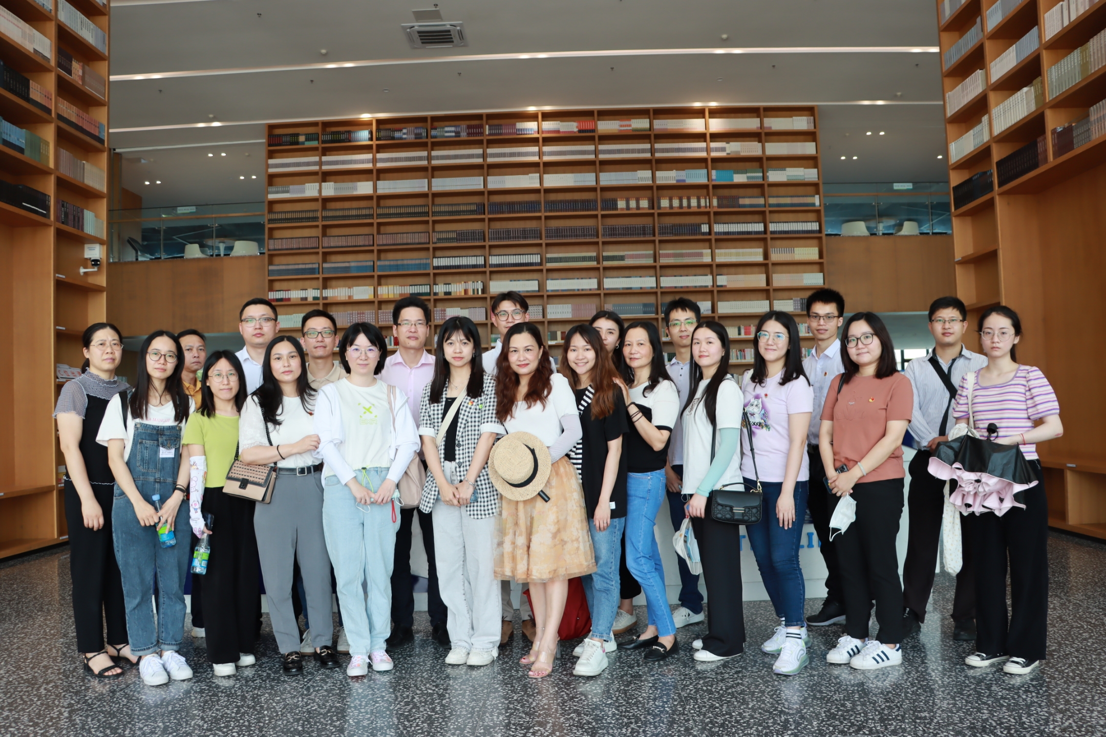 参观广东海洋大学阳江校区图书馆.jpg