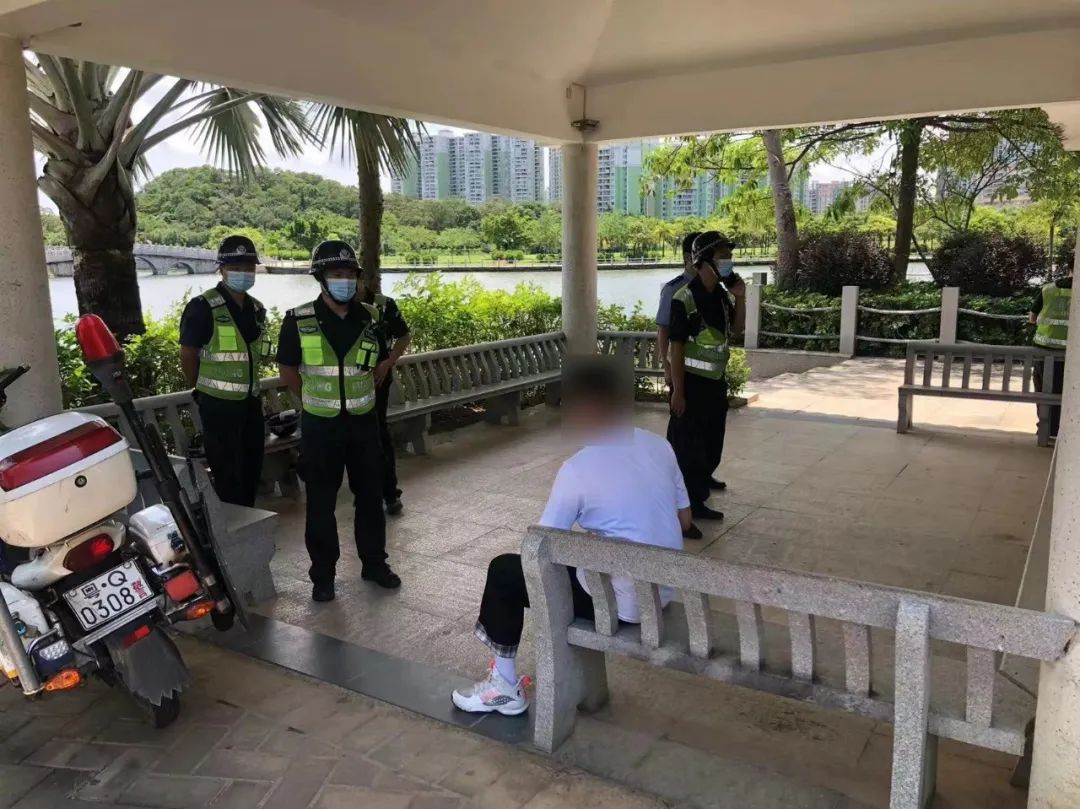 巡逻民警辅警挽救欲轻生男孩.jpg