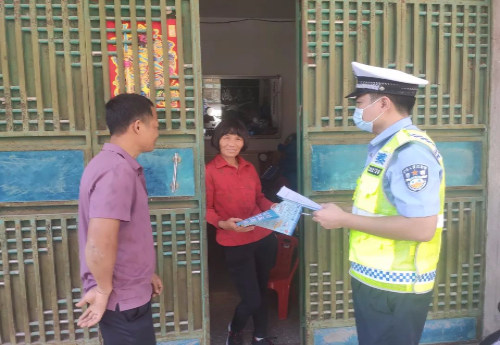 交警蜀黍来“家访”2a.jpg 交警蜀黍来“家访”2a.jpg