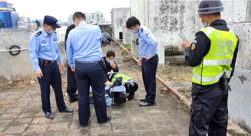 快速出警成功救下欲跳楼轻生男子.png 快速出警成功救下欲跳楼轻生男子.png