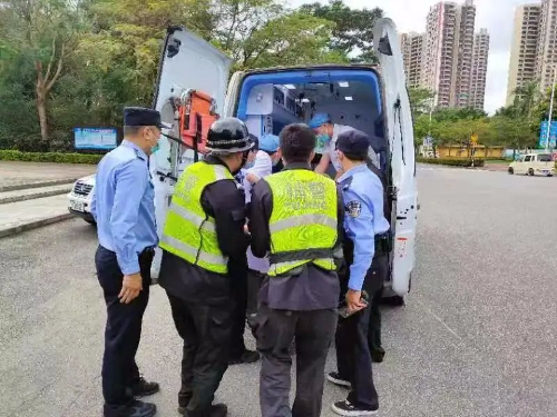 男子登山突发心梗昏迷 民辅警医生跑上山顶营救.jpg 男子登山突发心梗昏迷 民辅警医生跑上山顶营救.jpg