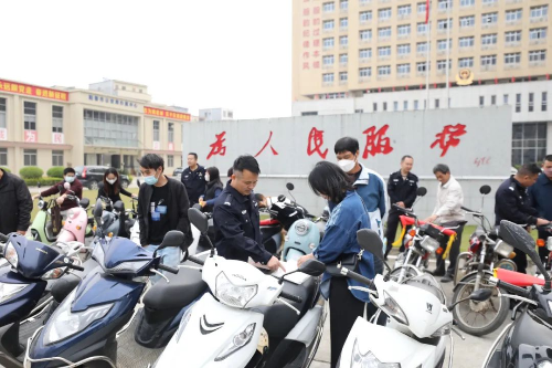 阳春公安举行被盗车辆返还仪式1.jpg 阳春公安举行被盗车辆返还仪式1.jpg