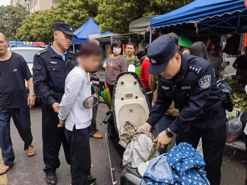 男子趁“圩”扒手机 案发后3小时被抓.jpg 男子趁“圩”扒手机 案发后3小时被抓.jpg