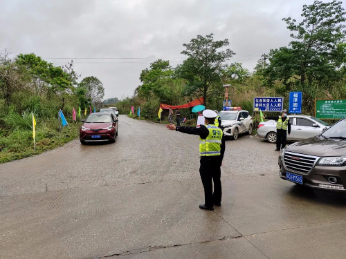 清明节警全员在岗保障道路交通安全2.jpg 清明节警全员在岗保障道路交通安全2.jpg