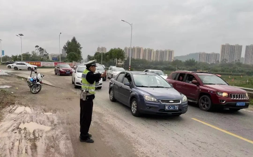清明节交警全员在岗保障道路交通安全1.jpg 清明节交警全员在岗保障道路交通安全1.jpg