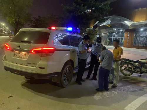 警民接力护送，80岁迷失老人安全就医.jpg