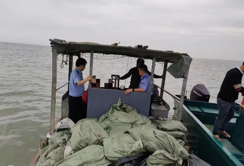 市公安局打私部门强力推进反偷渡反走私行动 3天查扣走私冻品64吨1.jpg 市公安局打私部门强力推进反偷渡反走私行动 3天查扣走私冻品64吨1.jpg