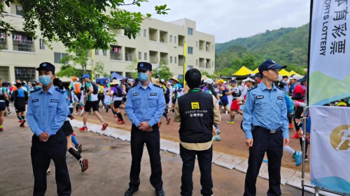 【护航“五一”假期】2023杜鹃花海&middot;阳春鸡笼顶越野赛——阳春公安一路护航2.jpg