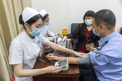 健康义诊进警营2.jpg 健康义诊进警营2.jpg