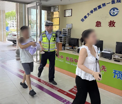 阳西交警护送高热惊厥幼儿就医.jpg 阳西交警护送高热惊厥幼儿就医.jpg